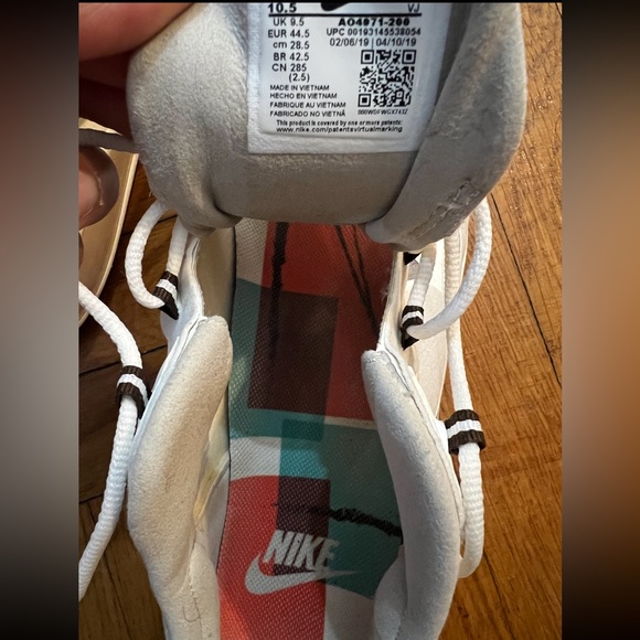 Nike White and Red Men's Sneakers - Picture 4 of 4